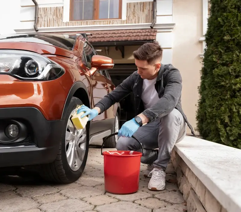 Lavage auto à domicile Champagne-sur-Vingeanne : professionnel intervenant sur un véhicule